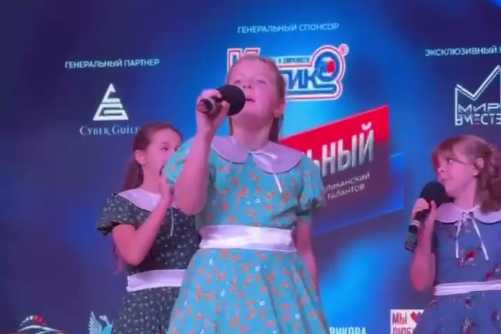 Девочки поют на сцене фестиваля «Я уникальный» в Донецке